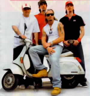 Gemelli Diversi e una Vespa PK