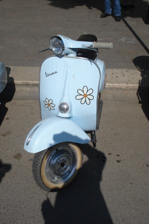 vespa 50 revival replica con fiori